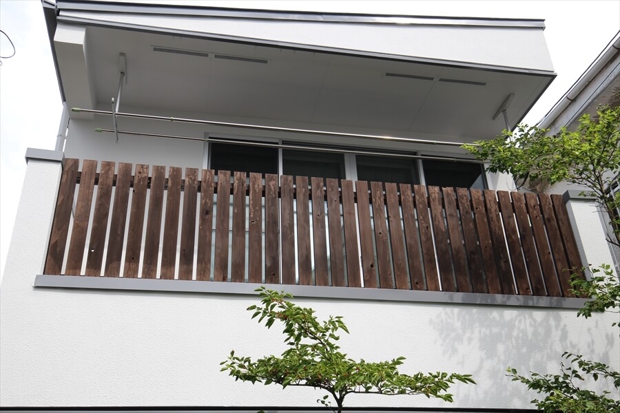 木製フェンスは塗料の特性でムラは残りますが、退色していた部分もしっかりと塗装できています。